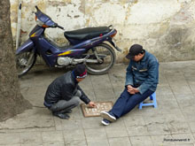 Jeux dans les rues de Hanoi- Vietnam